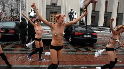 FEMEN: Protest topless în parlamentul Ucrainei VIDEO