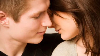 Pentru bărbaţi: Cum să faci să te sărute ea prima