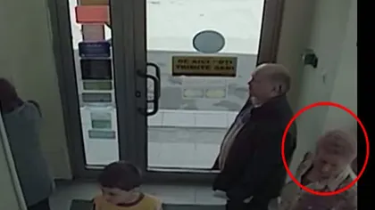 Filmată când fura un portofel în sediul unei bănci VIDEO