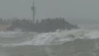 Furtună puternică pe mare: Valurile de la Constanţa, înalte de opt metri VIDEO