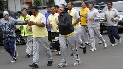 Poliţia indoneziană şi-a pus grăsanii pe slăbit VIDEO