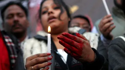 Studenta violată în autobuz, care a stârnit protestele din India, a murit