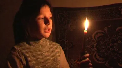 O fetiţă premiantă din Piteşti vrea lumină de la Moş Crăciun, ca să nu mai scrie la lumânare