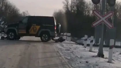 Cum să eviţi aglomeraţia, în stil rusesc: Mergi cu jeepul pe calea ferată VIDEO