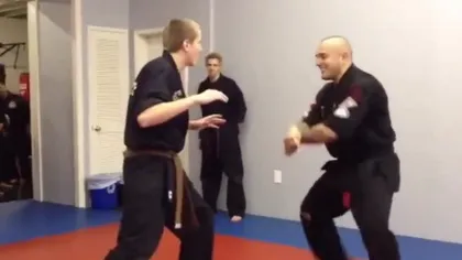 Meci de karate în ritm de 