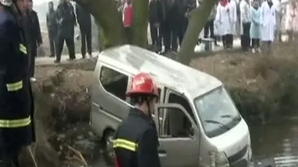 Tragedie în China. 11 copii au murit, după ce un microbuz a căzut într-un iaz