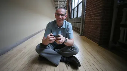 20 de ani de SMS: Un inginer britanic este cel care a trimis primul mesaj electronic VIDEO