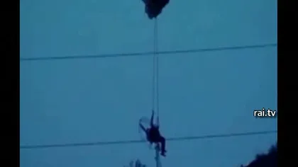 Un paraşutist a rămas suspendat patru ore între cablurile de curent electric, la 100 de metri VIDEO