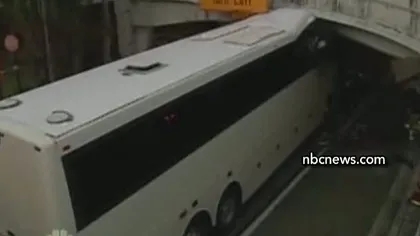Două persoane au murit după ce un autobuz a lovit pasarela dintr-un aeroport VIDEO