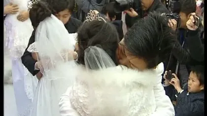 Spectacol emoţionant: Şapte cupluri de pitici s-au căsătorit la Beijing VIDEO