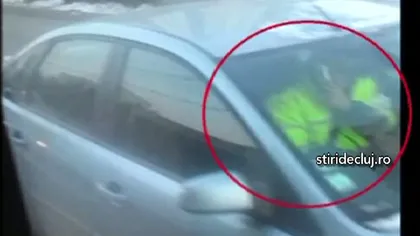 Un poliţist, filmat în timp ce conducea şi vorbea la telefon în acelaşi timp VIDEO
