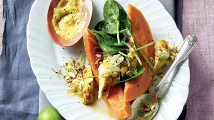 REŢETA ZILEI: Pui cu salată de papaya şi curry