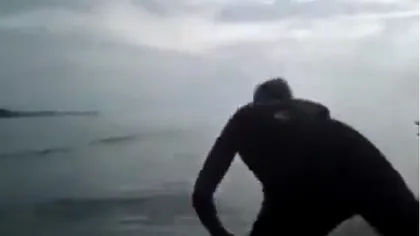 CEA MAI PROASTĂ GLUMĂ: Şi-au împins prietenul în apă, în faţa unui rechin VIDEO