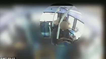 ŞOCANT: Călător STRANGULAT cu o eşarfă de un necunoscut într-un autobuz VIDEO