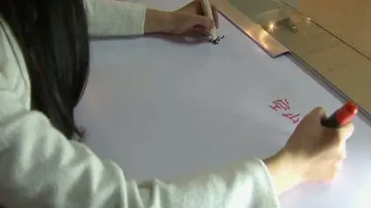Fata care scrie cu ambele mâini în acelaşi timp, în limbi diferite VIDEO