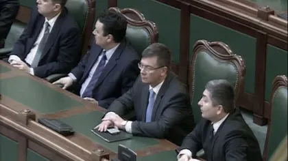 Primele şedinţe, la Parlament. Senatorii au depus jurământul, deputaţii l-au amânat pentru joi VIDEO