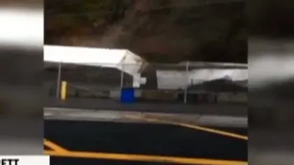 Un tren de marfă a fost aruncat de pe şine de un val imens de noroi VIDEO