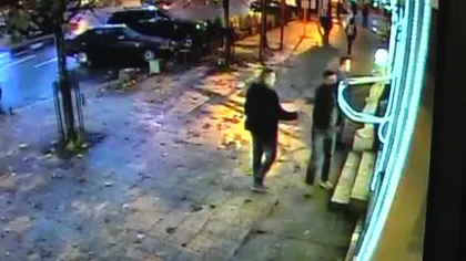 Trei tineri din Baia Mare au vandalizat intrarea într-un local VIDEO