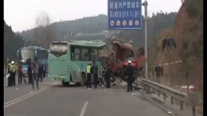 Un autobuz cu 18 persoane s-a lovit de un camion, făcând 7 morţi şi 11 răniţi VIDEO