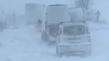 Iarna face ravagii în România: DRUMURI BLOCATE, zboruri aeriene întârziate şi şcoli închise VIDEO
