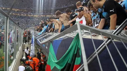 De la extaz la groază. Fanii au căzut din tribune la un meci din Copa Libertadores VIDEO