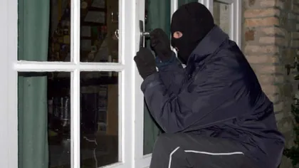 Un bărbat din Fălticeni a fost tâlhărit în casă de doi bărbaţi care i-au pulverizat spray în ochi