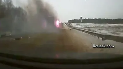 ACCIDENT TERIBIL ÎN RUSIA: Două camioane de mare tonaj s-au ciocnit frontal pe şosea VIDEO
