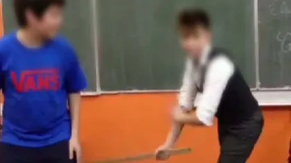 Fiul unui milionar român bate un coleg de clasă cu o bâtă VIDEO