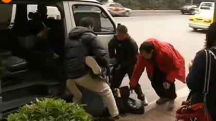 Cum sunt săltaţi oamenii de pe stradă de către SECURITATEA din CHINA. VIDEO ŞOCANT