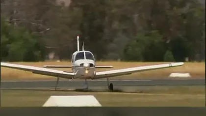Un pilot a aterizat cu un avion de mici dimensiuni într-o roată VIDEO