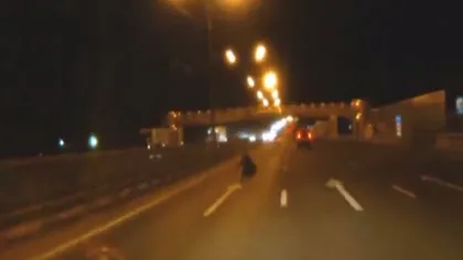 INCREDIBIL: Un bărbat a căzut dintr-o maşină aflată în mers, în Rusia VIDEO