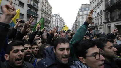 Mii de kurzi manifestează la Paris după asasinarea celor trei femei kurde