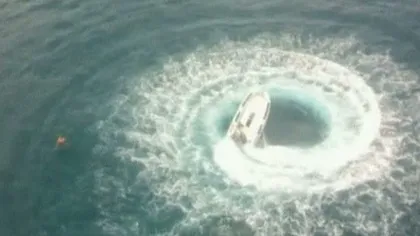 Imagini incredibile cu o barcă în mijlocul oceanului: se învârtea necontrolat, în cerc