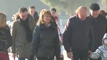 Traian Băsescu a ieşit la plimbare cu Udrea şi Falcă prezentându-i drept prieteni şi fini VIDEO