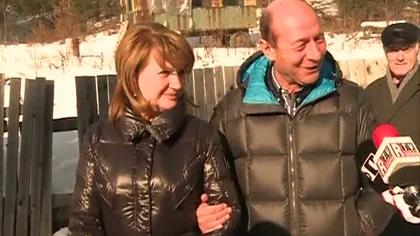 Traian Băsescu şi soţia sa au plecat cu elicopterul de la Covasna, unde au petrecut Revelionul