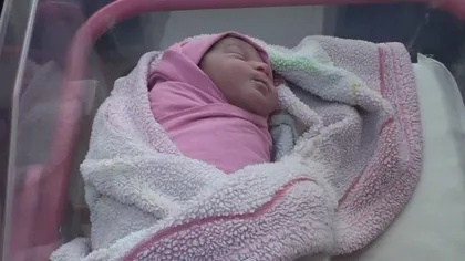 Un bebeluş născut în avion a primit numele stewardesei care l-a ajutat să vină pe lume VIDEO