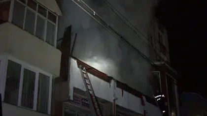 Incendiu puternic într-un bloc din Miercurea Ciuc. 24 de persoane au fost evacuate VIDEO