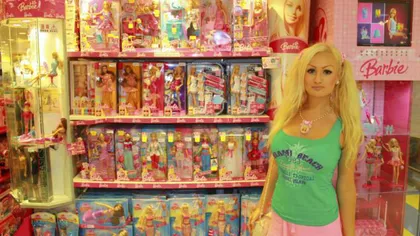 Blonda de la drept: A cheltuit mii de lire să arate ca Barbie, dar are diplomă de master