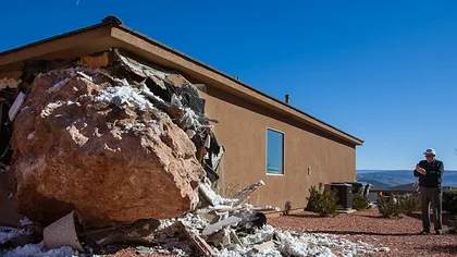 O femeie a scăpat de la moarte după ce o stâncă s-a prăbuşit peste casa ei