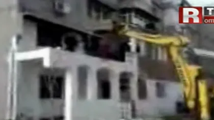 O parte din casa unui craiovean a fost demolată cu buldozerul VIDEO