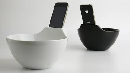 Ultima invenţie pentru smartphone-uri: Castronul pentru supă CU SUPORT de telefon