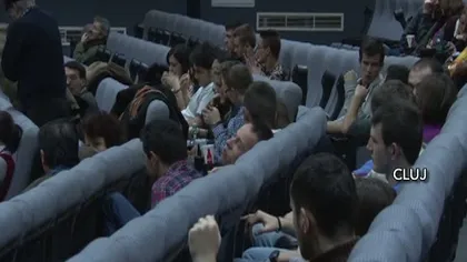 Sute de oameni s-au călcat în picioare pentru a vedea gratuit filmele lui Nicolaescu VIDEO