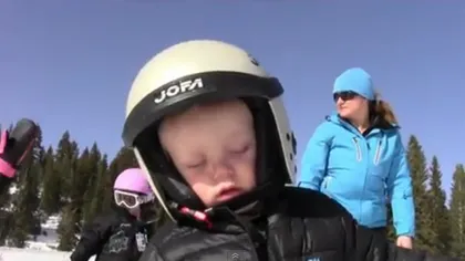 Râzi cu lacrimi. Un copil de trei ani, filmat de părinţi în timp ce doarme pe o pârtie de schi VIDEO