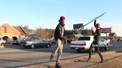 Dans nebun pe marginea şoselei: Doi autostopişti fac un show de zile mari pe dubstep VIDEO