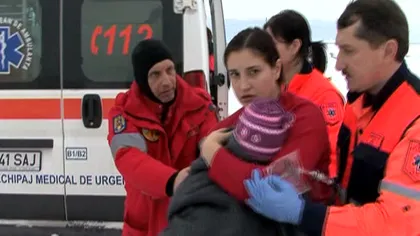 O fetiţă de un an, transportată cu elicopterul la spital, după ce a fost opărită cu apă fierbinte