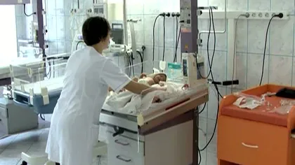 Nou-născut adus cu mâna ruptă părinţilor la câteva ore de la naştere. Oamenii acuză medicii VIDEO
