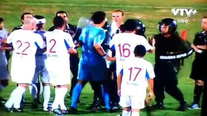 Fotbalul, INTERZIS 10 zile în Uruguay, după ce un portar a lovit un jandarm VIDEO