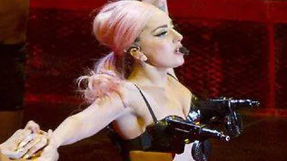 Lady Gaga, în atac armat pe scenă: Vedeta a apărut cu sâni-mitralieră