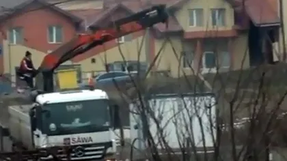 Doi tineri din Cluj au vrut să fure un container metalic cu ajutorul unei MACARALE VIDEO