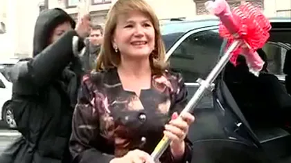 Maria Băsescu i-a făcut cadou prinţului Carol Ferdinand o trotinetă roz VIDEO